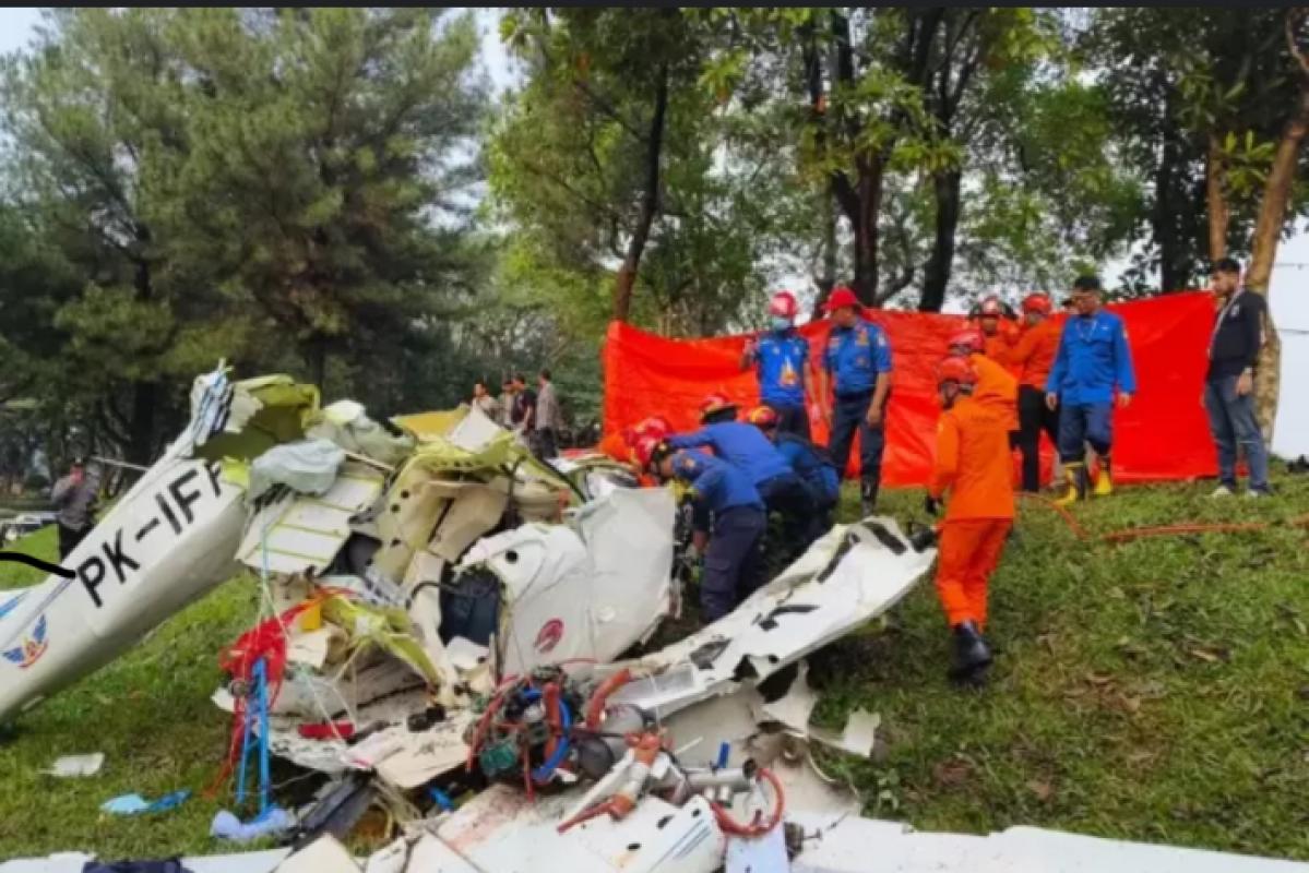 Pesawat latih jatuh diBSD Tangsel, 3 orang tewasr